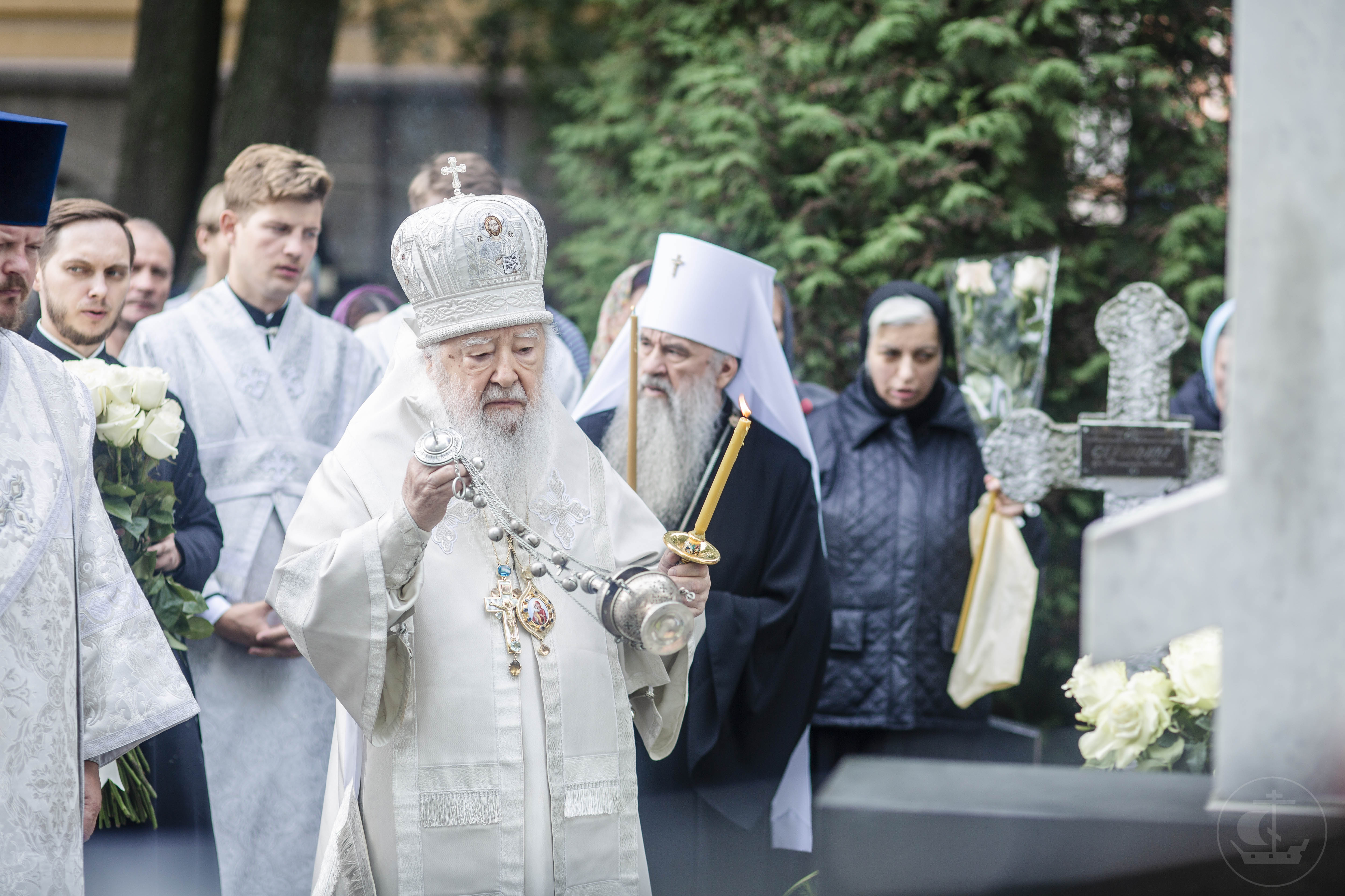 День спиридона и никодима 13 ноября. Отпевание митрополита Никодима Ротова. Троице Сергиева Лавра Никодим Ротов. Кирилл и Никодим. Могила митрополита Ювеналия.