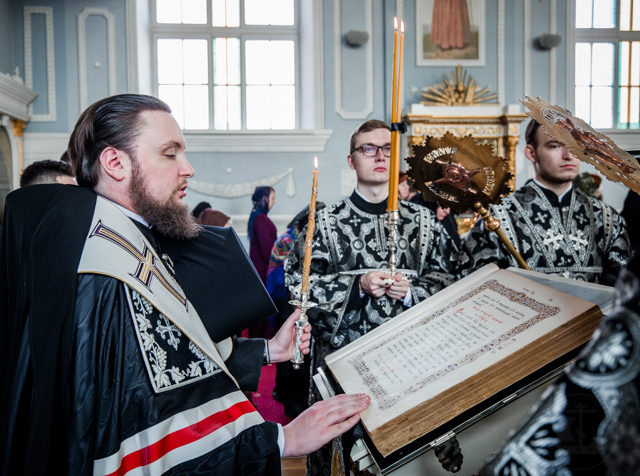 вечернее богослужение. игумен платон дивенко. диакон алексий арефьев московская духовная академия. академический храм служба. архимандрит платон игумнов.