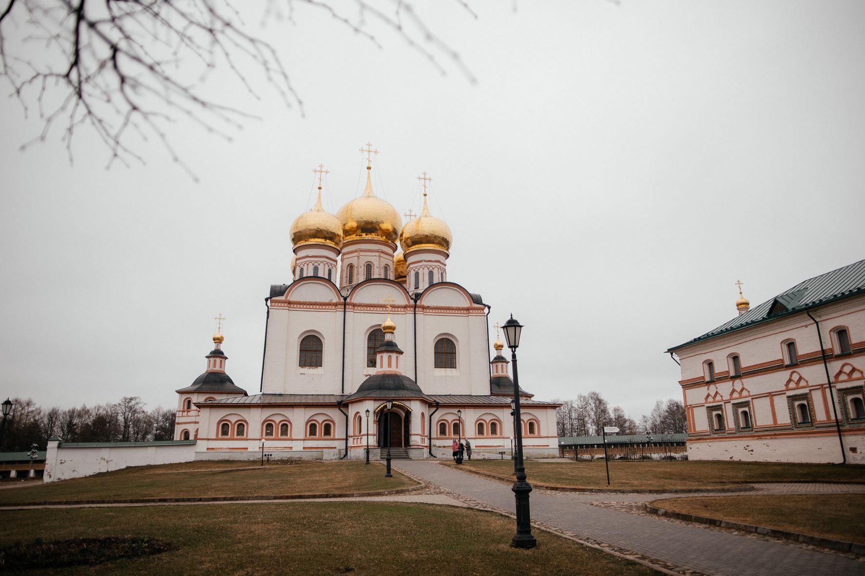 Иверский монастырь одесса. Валдай монастырь Иверской Божьей матери. Валдайский Иверский монастырь святые врата. Валдайский Иверский монастырь Пасха